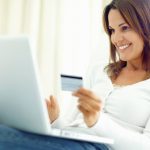 mujer comprando con tarjeta de crédito Rewards