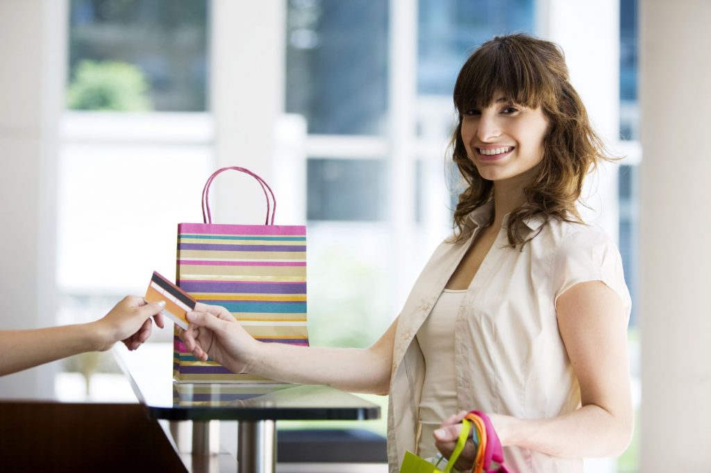mujer comprando con tarjeta Rewards