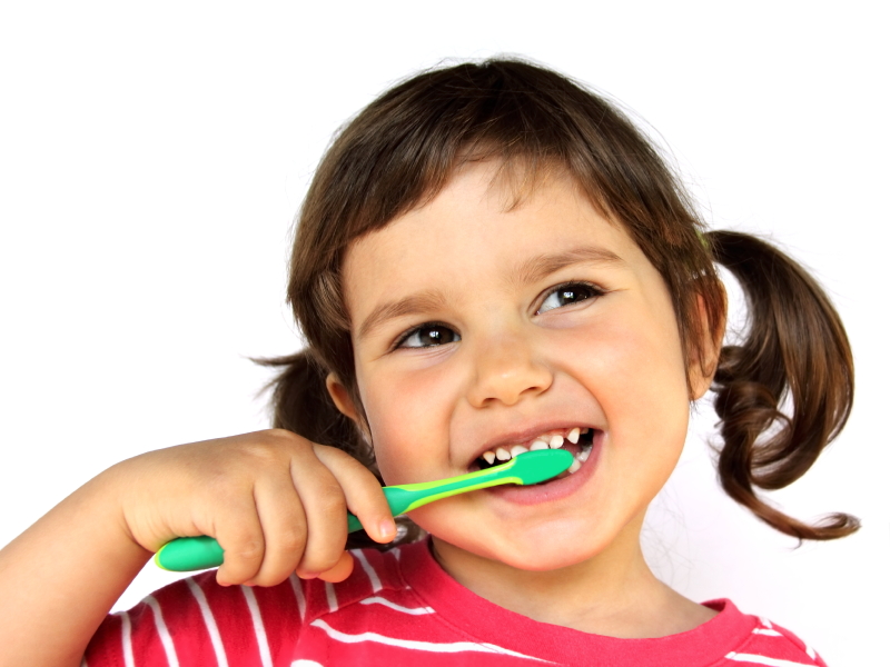 Niña se lava los dientes