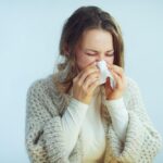 Mujer con congestión nasal