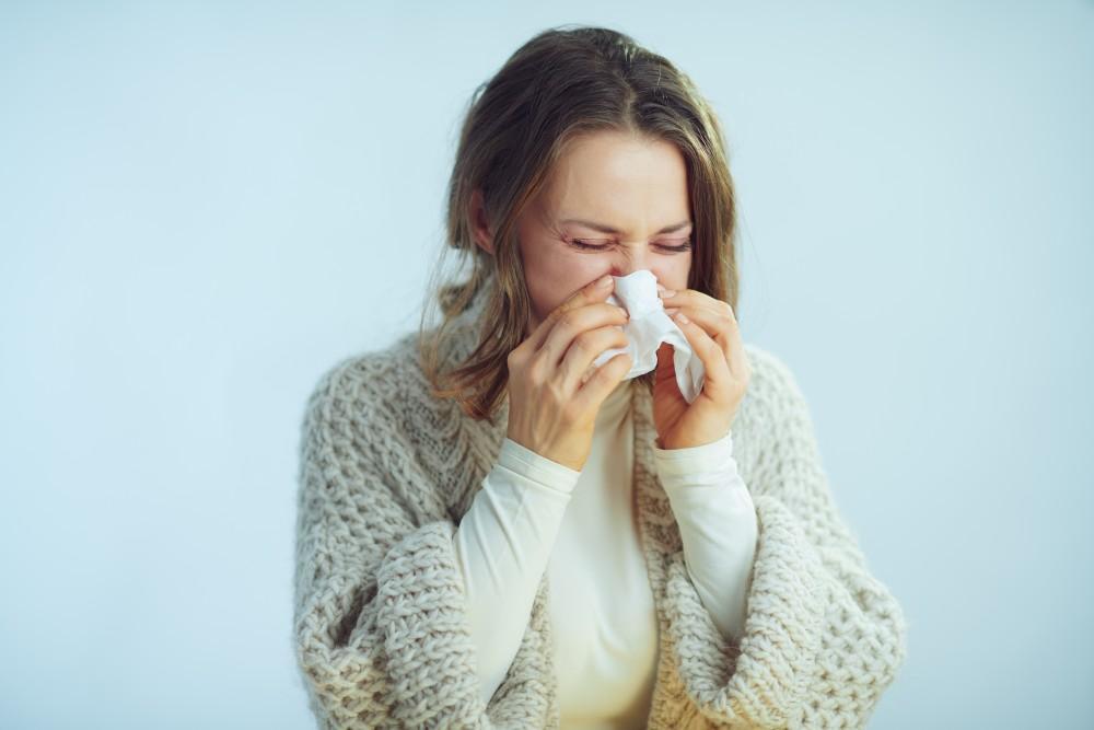 Mujer con congestión nasal