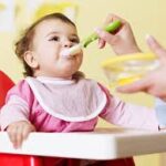 Bebé comiendo en su desarrollo
